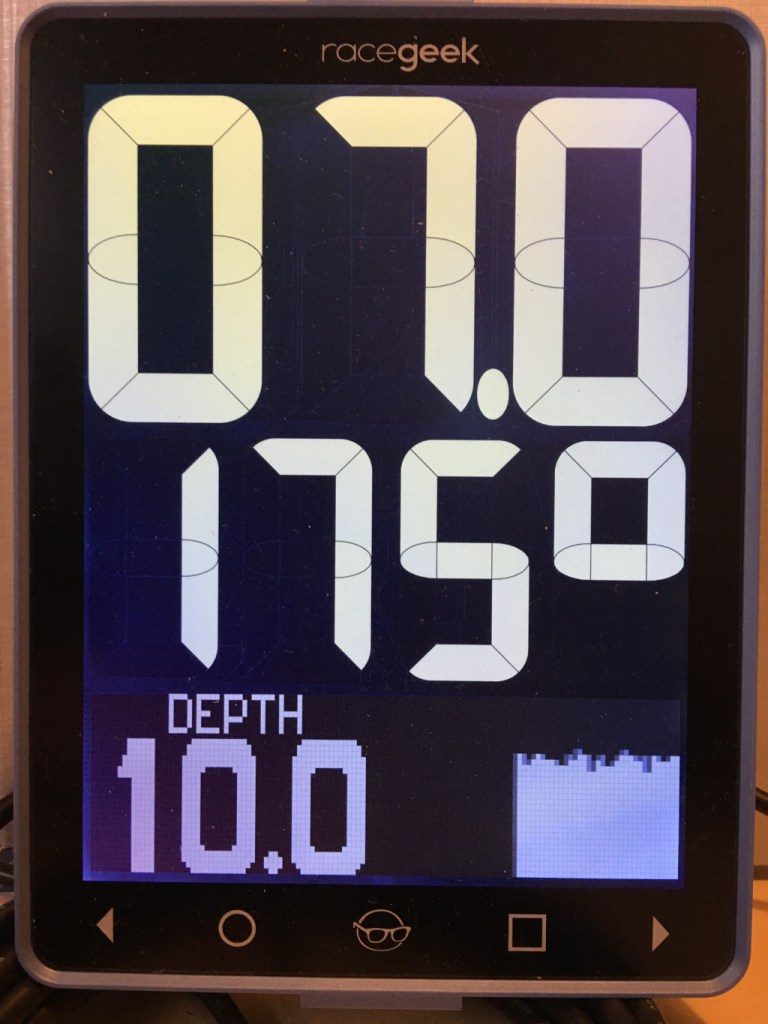 Racegeek D10 qui affiche les données des instruments ST